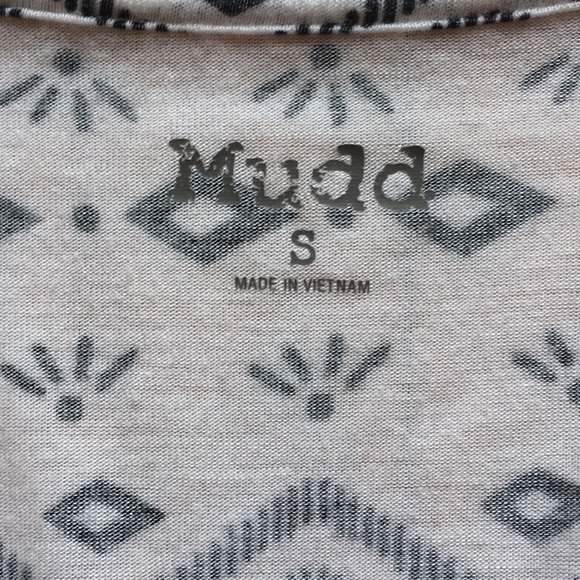 White & Black Pattern Tee 〰️ - Picture 2 of 2